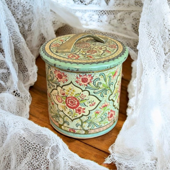 Lovely Vintage Daher Holland Embossed Round Canister Tin - Picture 5 of 14